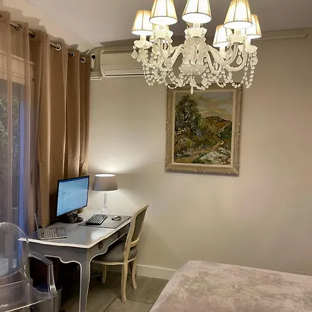 Spacious Penthouse With Big Private Terrace & View Apartmán